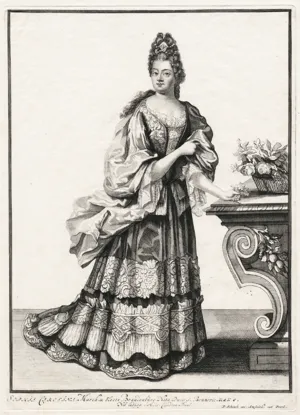 Modekupfer: Sophie Charlotte, K&ouml;nigin von Preu&szlig;en (1668-1705). Der Stich zeigt die K&ouml;nigin in ganzer Figur, leicht von rechts gesehen mit nach vorn gewandtem Kopf. Sie steht an einem Tisch, auf dem ein Blumenkorb zu sehen ist. Sophie Charlotte tr&auml;gt ein Schleppkleid mit Volants, die aufgesteckten Haare sind mit einem Diadem geschm&uuml;ckt.